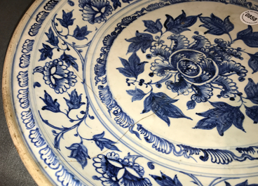 Un plat en porcelaine de Vietnam bleu et blanc &agrave; d&eacute;cor de lotus, 16&egrave;me